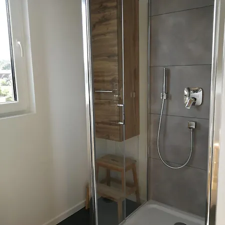 Gaestezimmer Mit Eigenem Bad In Reihenmittelhaus Rum i privatbostad *