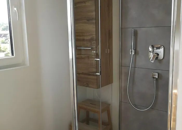 Gaestezimmer Mit Eigenem Bad In Reihenmittelhaus 홈스테이 *