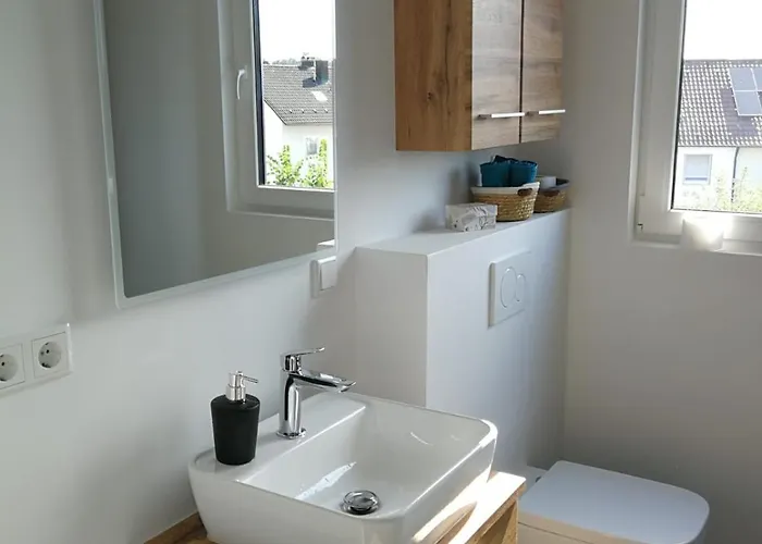 홈스테이 Gaestezimmer Mit Eigenem Bad In Reihenmittelhaus *